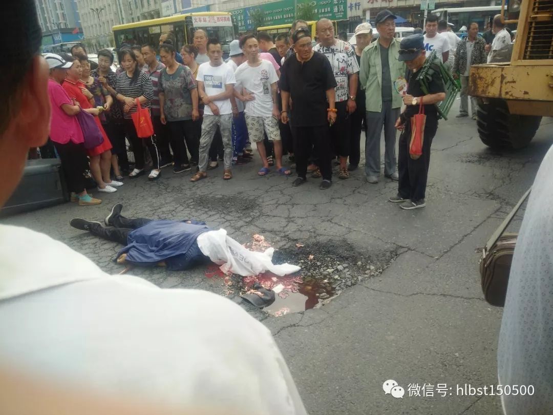 突发:呼兰东北亚红路灯道口发生严重车祸