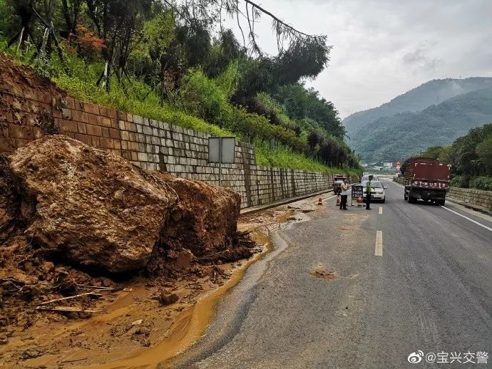 g351线铜头峡隧道200米处,发现一处大面积的山体滑坡和落石