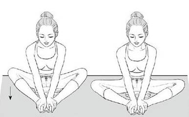 上身挺直,双手于背后合十,两前臂呈一条直线,深吸气; 上身前倾,额头