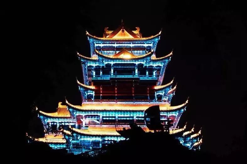 目前,滁州市新的地标性建筑琅琊阁亮化工程完工角梁处皆装有铜铃,山风