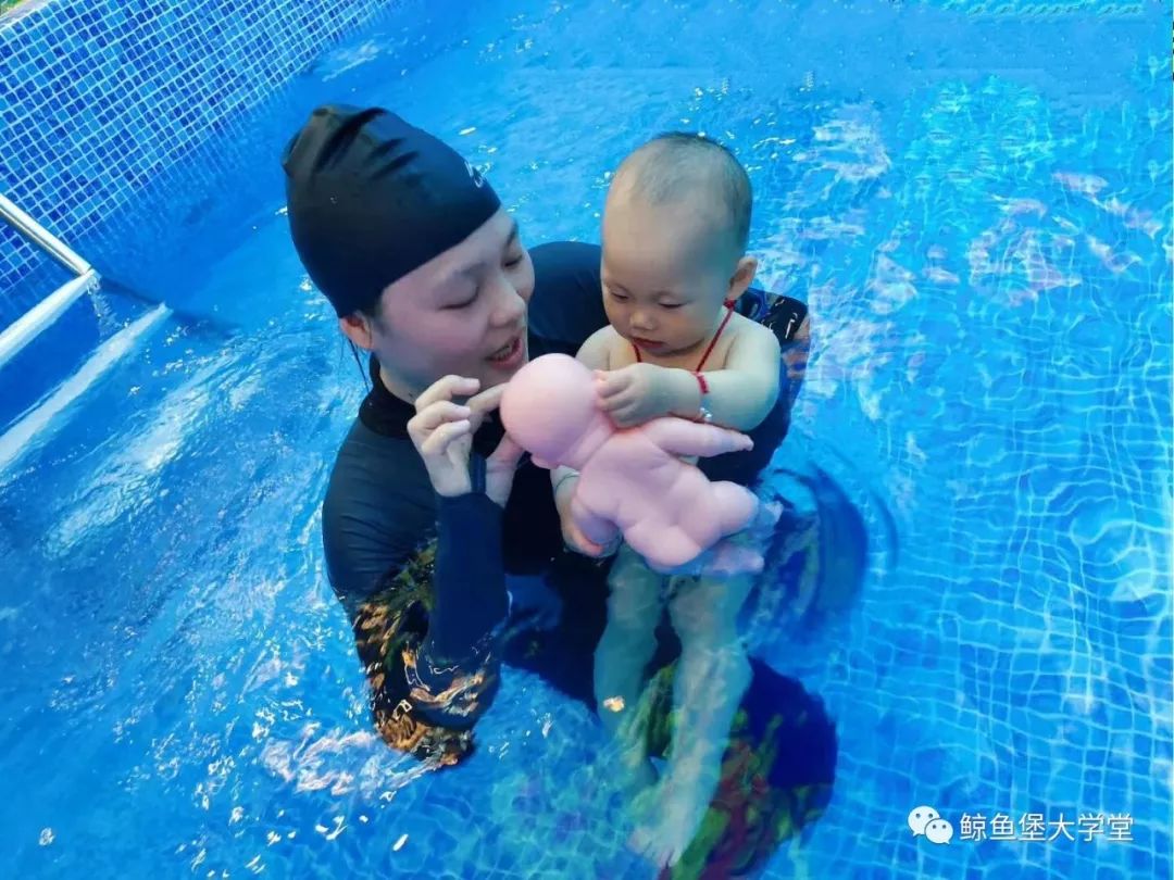                     鲸鱼堡课堂|婴幼儿游泳越早越好吗？
