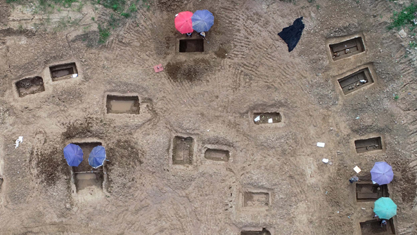 湖北襄阳现大型古墓群考古人员冒酷暑发掘