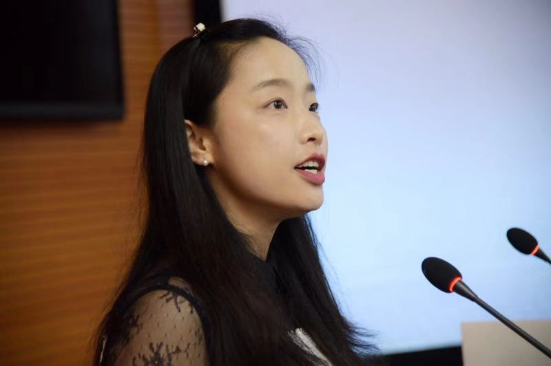 来自郑州大学第一附属医院的任芳教授首先介绍了单孔腹腔镜手术的发展