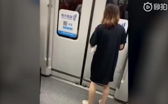 上海女子用手机砸地铁门还欲拉紧急制动 地铁