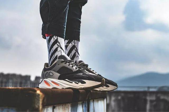 新配色 yeezy 700 上脚图曝光!颜值不输 og 首发