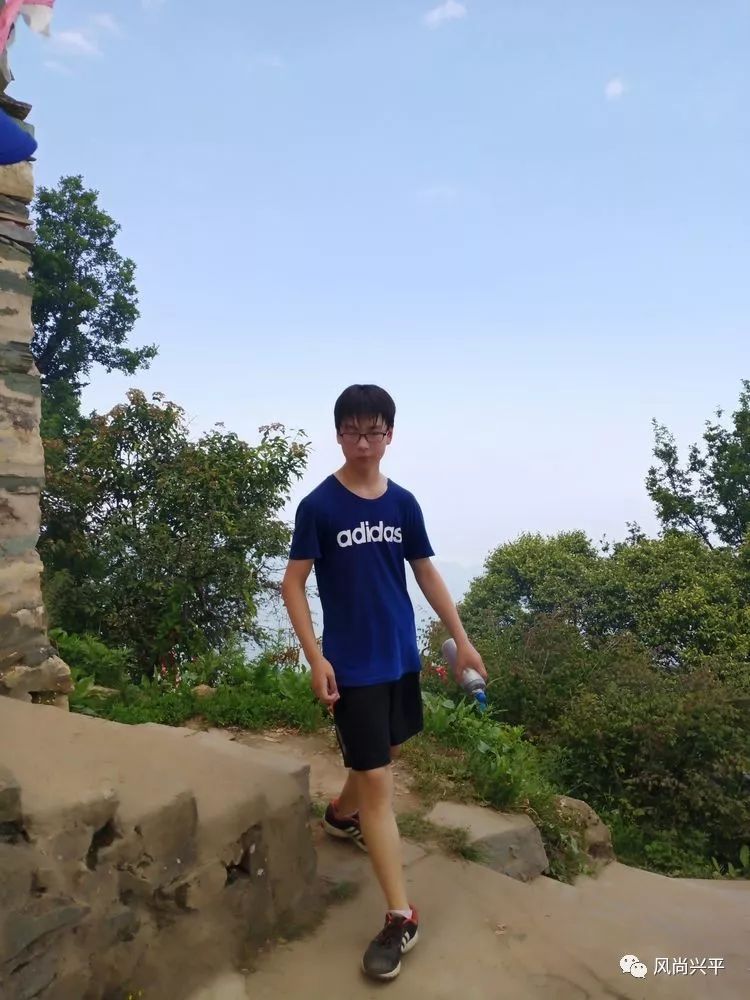 此次活动最年轻的队员——14岁的小帅哥陈硕,顺利完成挑战