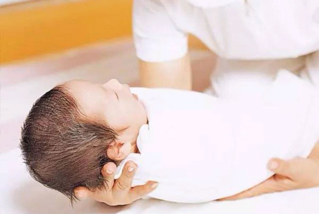                     原创            小宝宝不能随便抱，不注意这几件事，可能会损伤骨骼发育