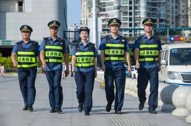 制服视频来了高颜值女神变装交通执法员专治厦门坑人司机