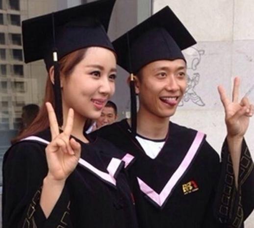 一张大学毕业照一夜走红:一角惊现李现和杨紫,原来两人早有姻缘