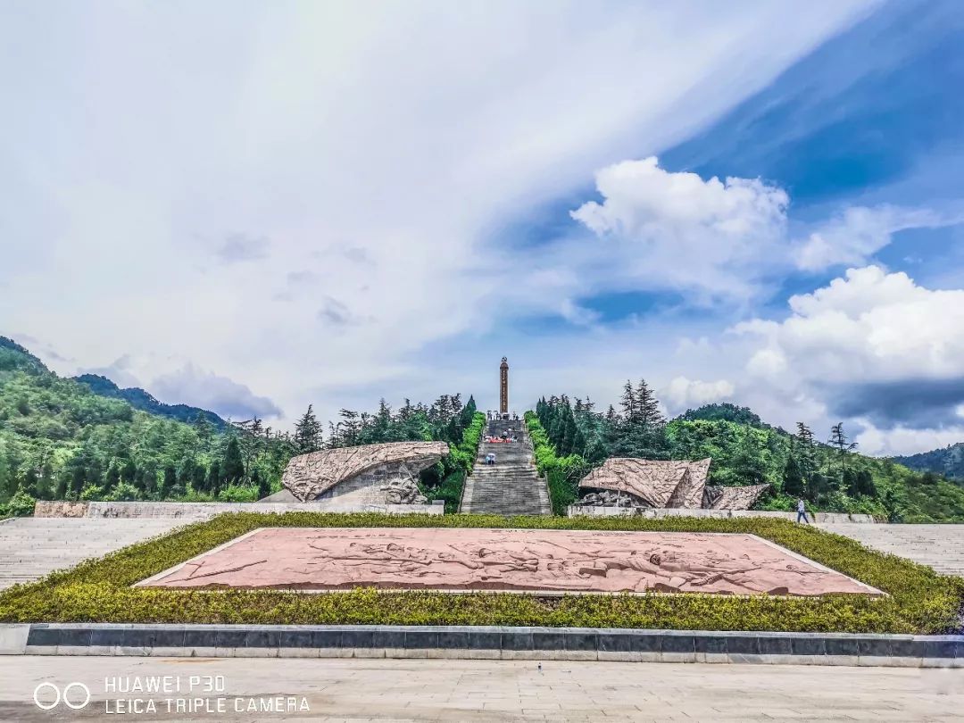 青杠坡战斗遗址位于土城东北方向三公里左右,原是习水到土城,赤水