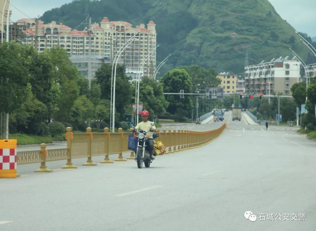 轻则引起交通堵塞,降低道路通行能力;重则发生重大交通事故,甚至造成