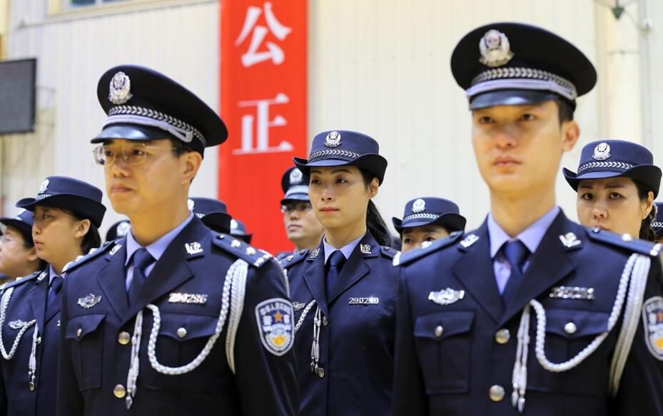 中国警察队伍，前后更换了11次警服，警帽到底如何形成？_手机搜狐网