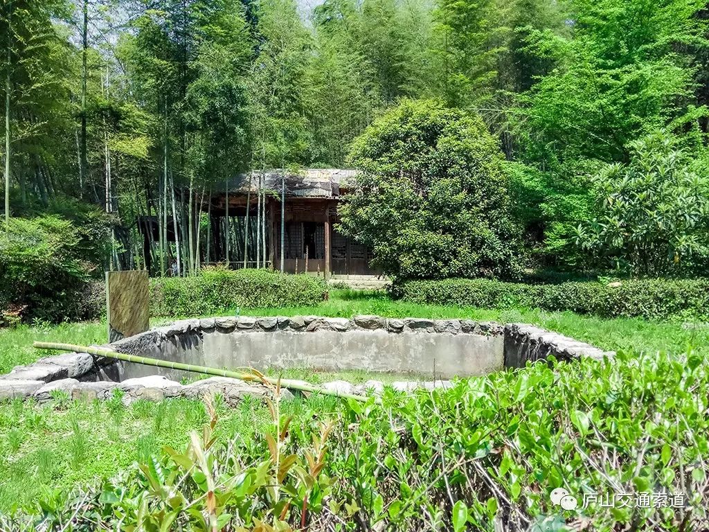 白居易庐山草堂原址庐山处于长江中游南岸和鄱阳湖入江的西北岸,江