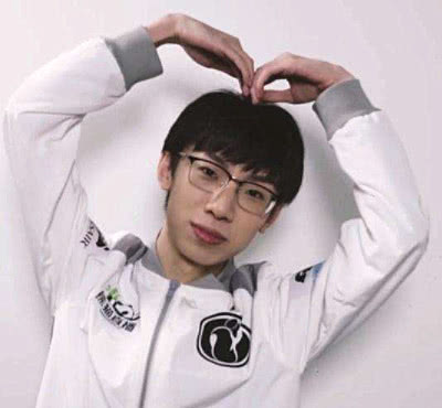 LOL:IG宝蓝派克引争议,赛后输出让人惊讶,难怪