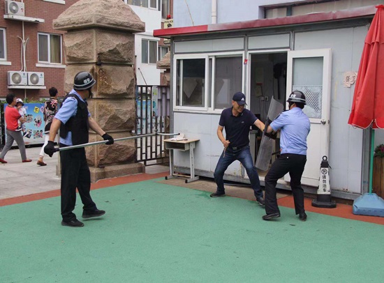 青岛崂山公安分局与辖区小学联合组织开展反恐演练 og视讯
