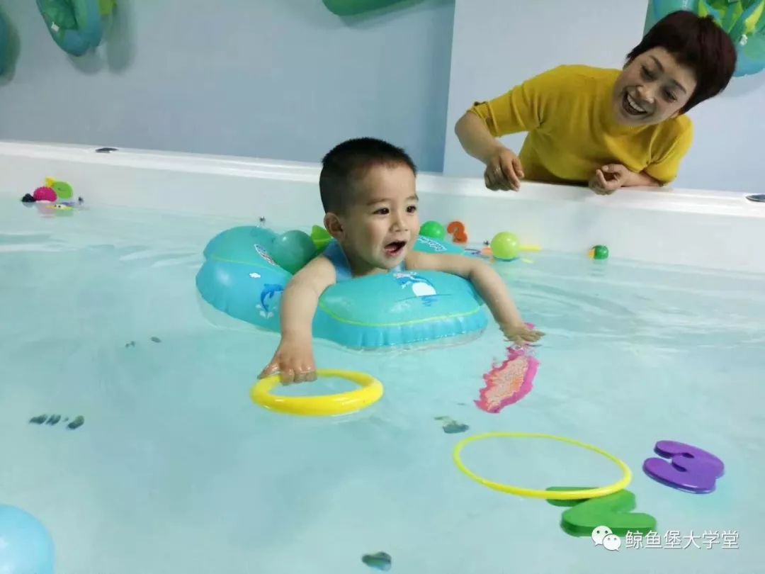                    鲸鱼堡课堂|婴幼儿游泳越早越好吗？