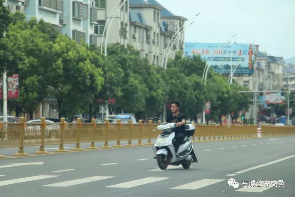 轻则引起交通堵塞,降低道路通行能力;重则发生重大交通事故,甚至造成