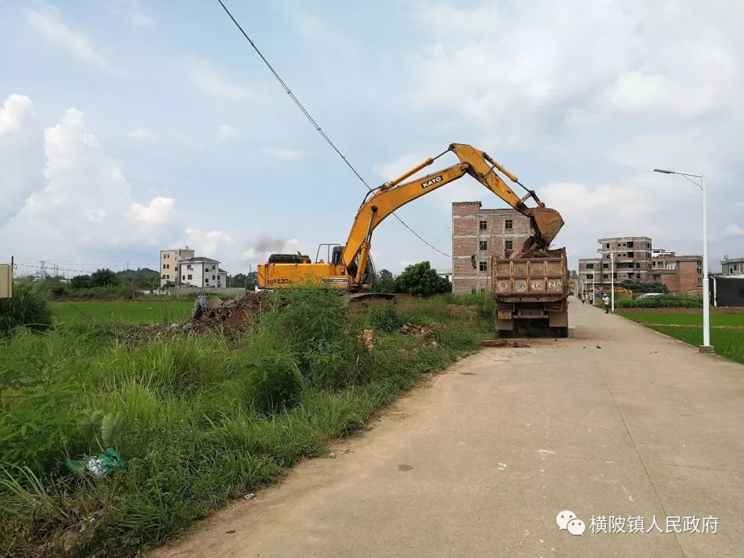 五华横陂又一大栋违建瞬间应声倒地.