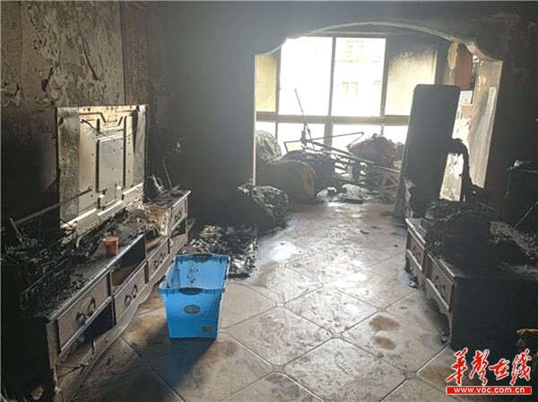 长沙一民宅突发大火,客厅烧毁严重 空调线路老化引起 澳门网威尼斯人官方网站
