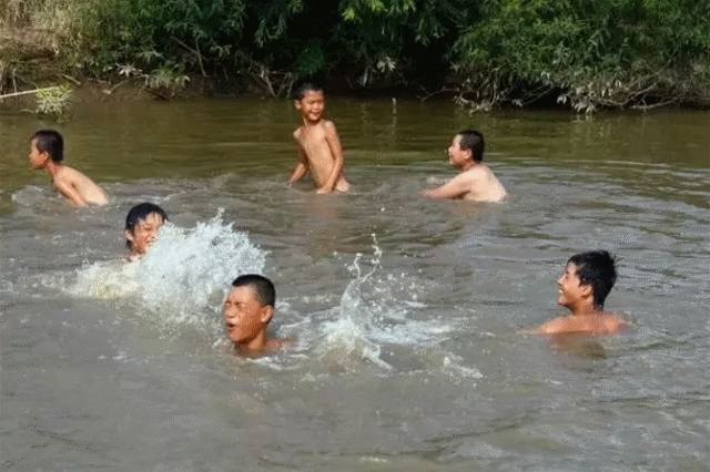 夏天孩子们在河里游泳