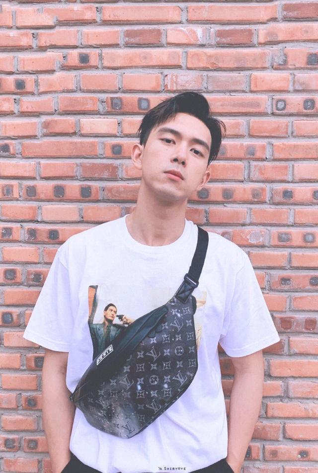 李现和助理关系亲密,俩人大学是朋友,小清新的