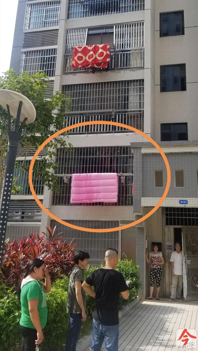窗外晒棉被,突然被烧了个大窟窿,受害居民称,在失火棉被上发现了一个烟头。 sbf888