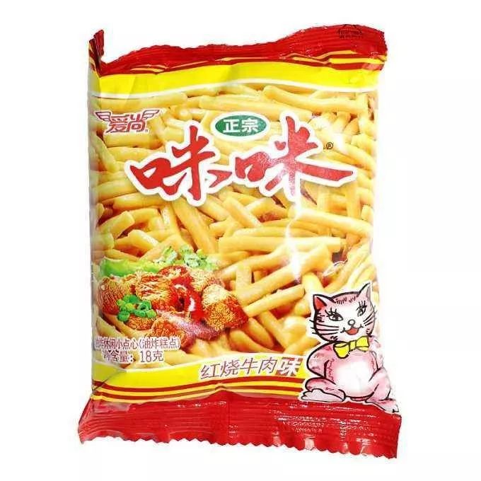 除了经典的红黄配色 咪咪虾条包装最大的特色就是 在左下角弹着沙贝