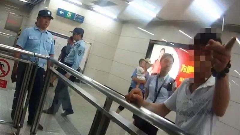 六里桥东地铁站男子挡闸机:我出不去,谁都别走!拘20天 通博平台