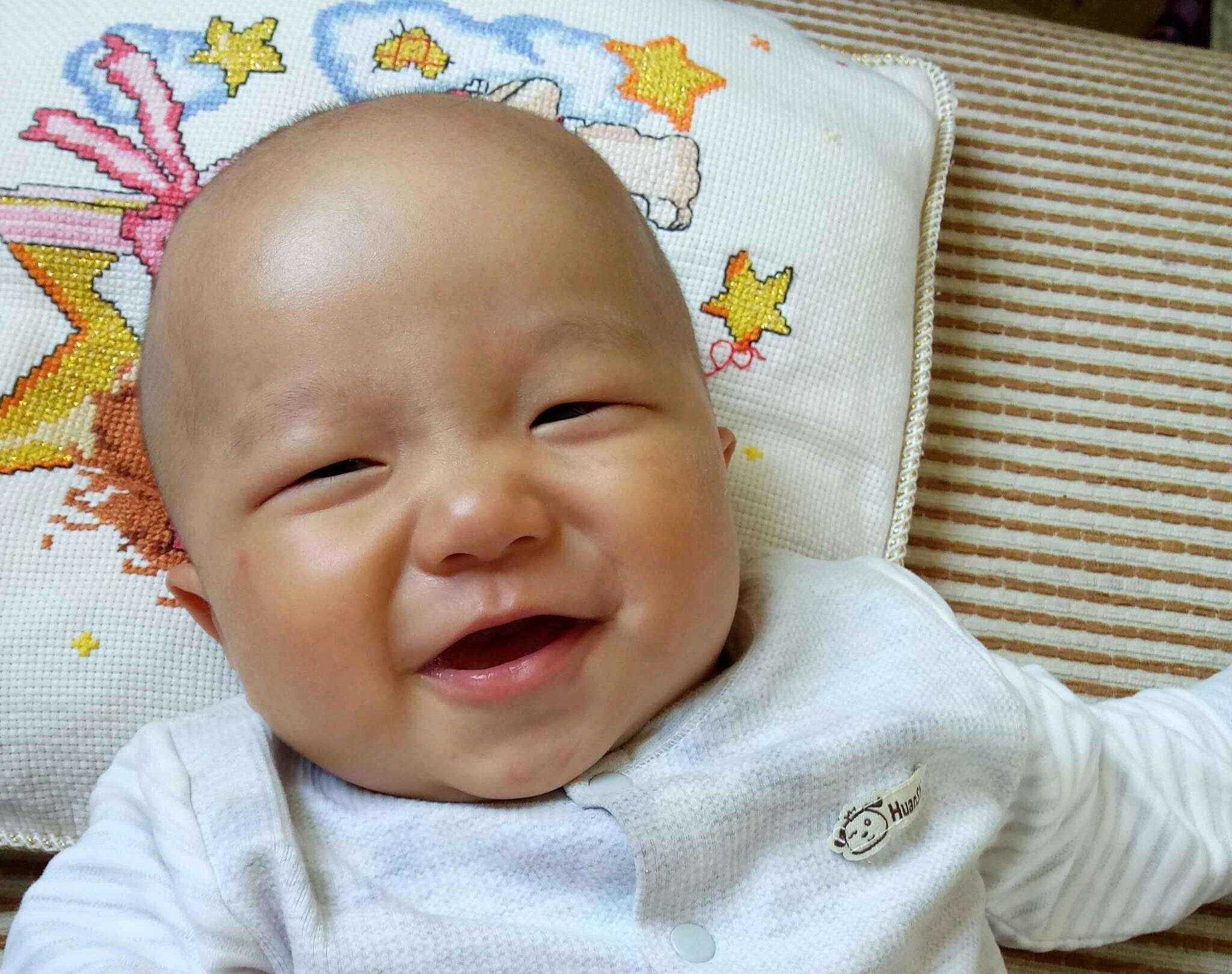                     原创            小宝宝不能随便抱，不注意这几件事，可能会损伤骨骼发育