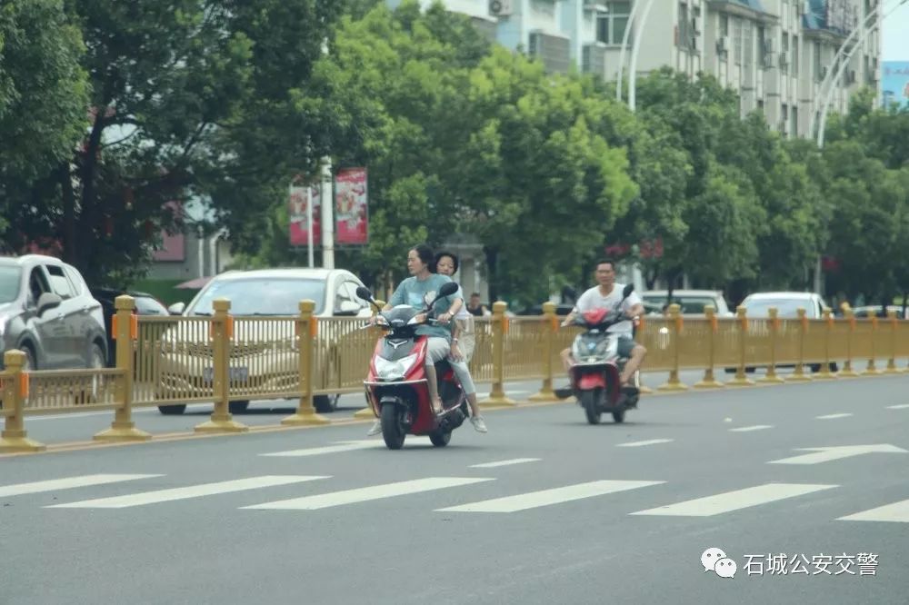 轻则引起交通堵塞,降低道路通行能力;重则发生重大交通事故,甚至造成