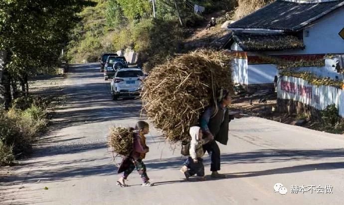 在布拖大街上,好多次看到几岁的小女孩背着更小的孩子行走.