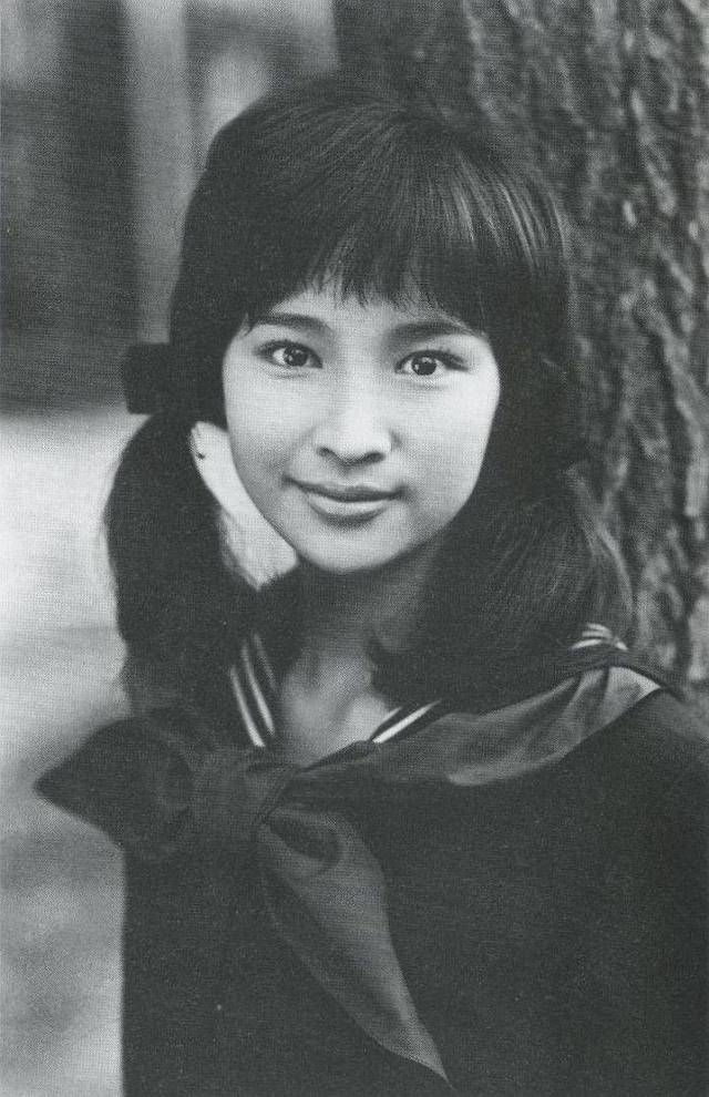 老照片:79年前的高跟女性,86年前的应援队,107年前的豪华公交 老照片:79年前的高跟女性,86年前的应援队,107年前的豪华公交
