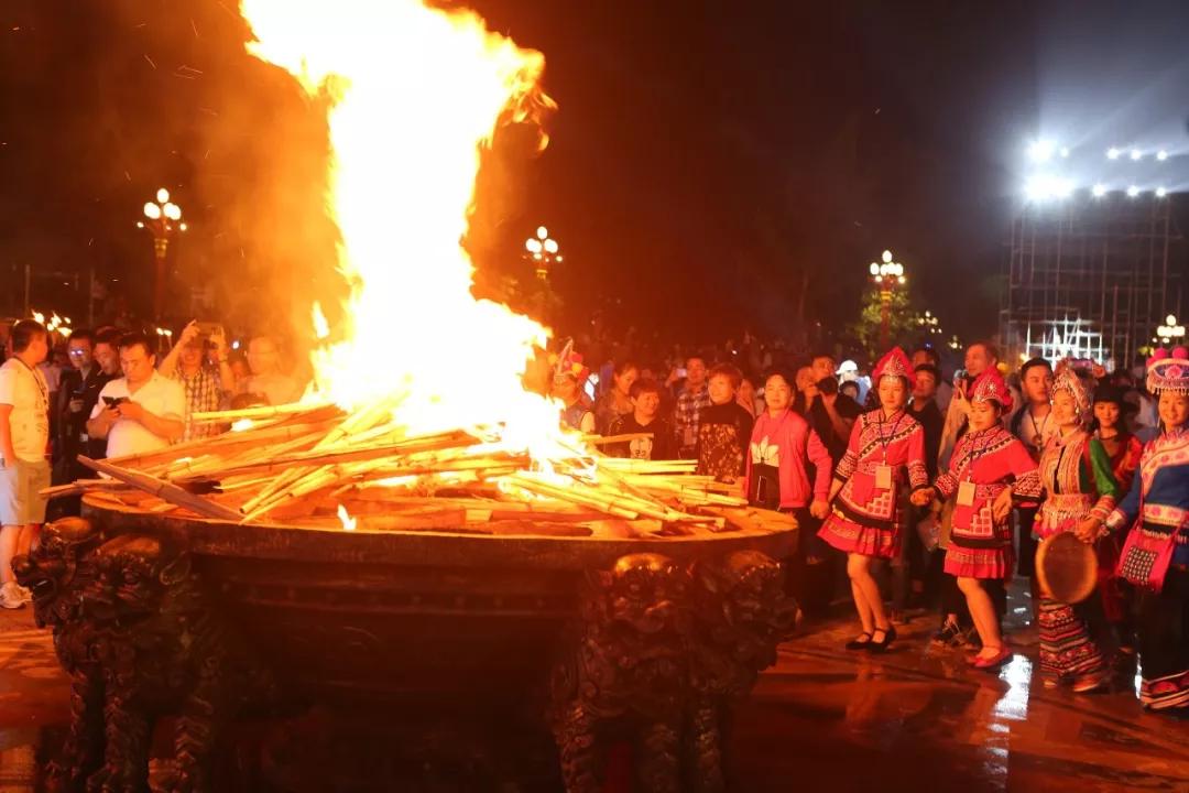 据了解,今年楚雄州火把节期间,同时举办民族赛装文化节,楚雄彝族火把