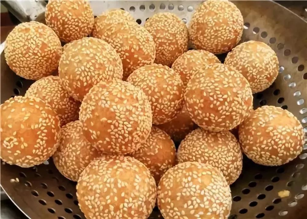 灰灰很小的时候,有走街串巷卖麻圆的,一串大概有三四个,现如今是没得