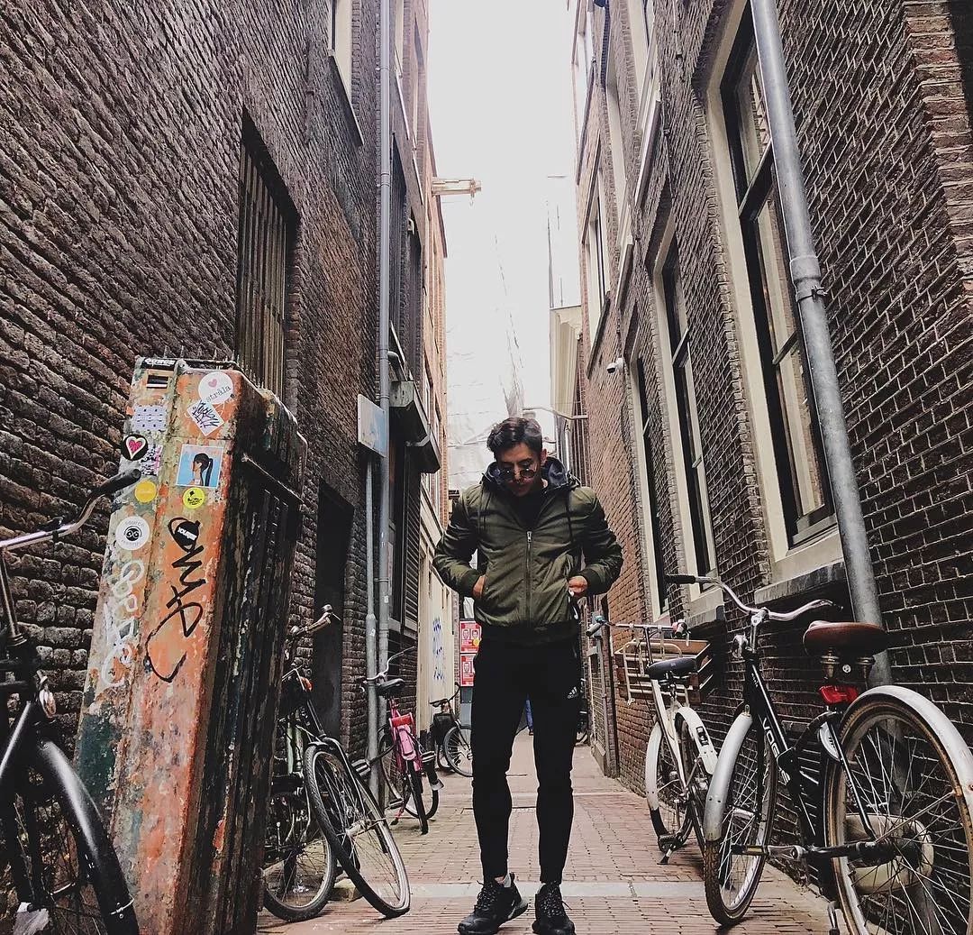 他是前韩国男团成员,坏坏的气质很吸引人!