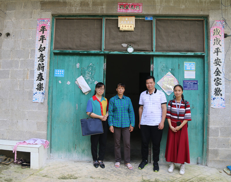 甲篆镇兴仁村桑树园绿油油一片,有109户种桑571亩,其中建档立卡贫困户