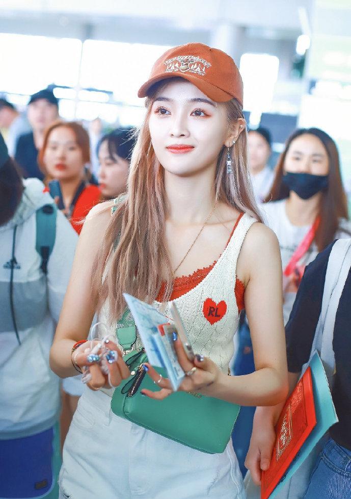 现身机场的吴宣仪整个妆容有种元气少女的既视感,眼影与衣服和帽子的