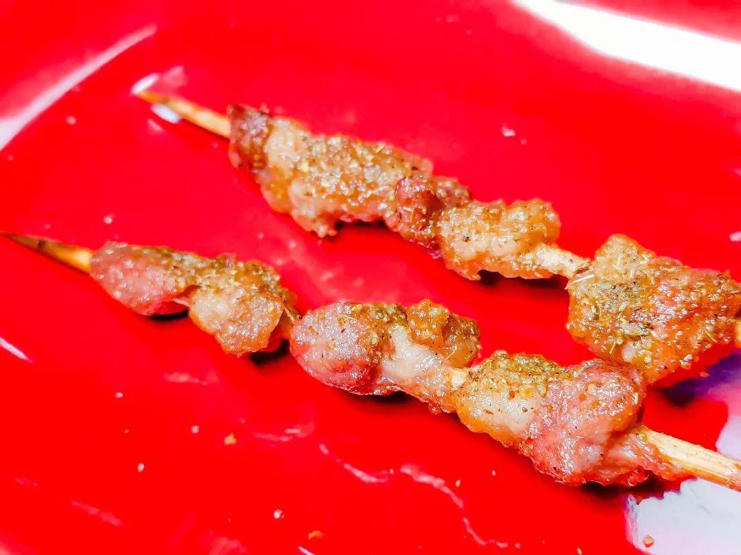 刚烤好的羊肉串色泽诱人