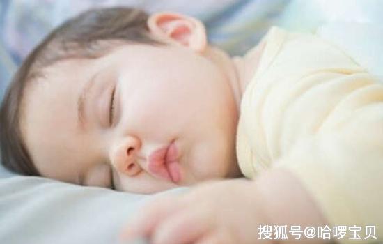                     原创            宝宝一睡觉就大汗淋漓，开了空调还这样，是生病了吗？