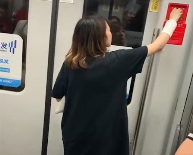 申晨间｜抖音网友报料称女子擅自按下紧急停车按钮上海地铁：其他乘客可及时阻止