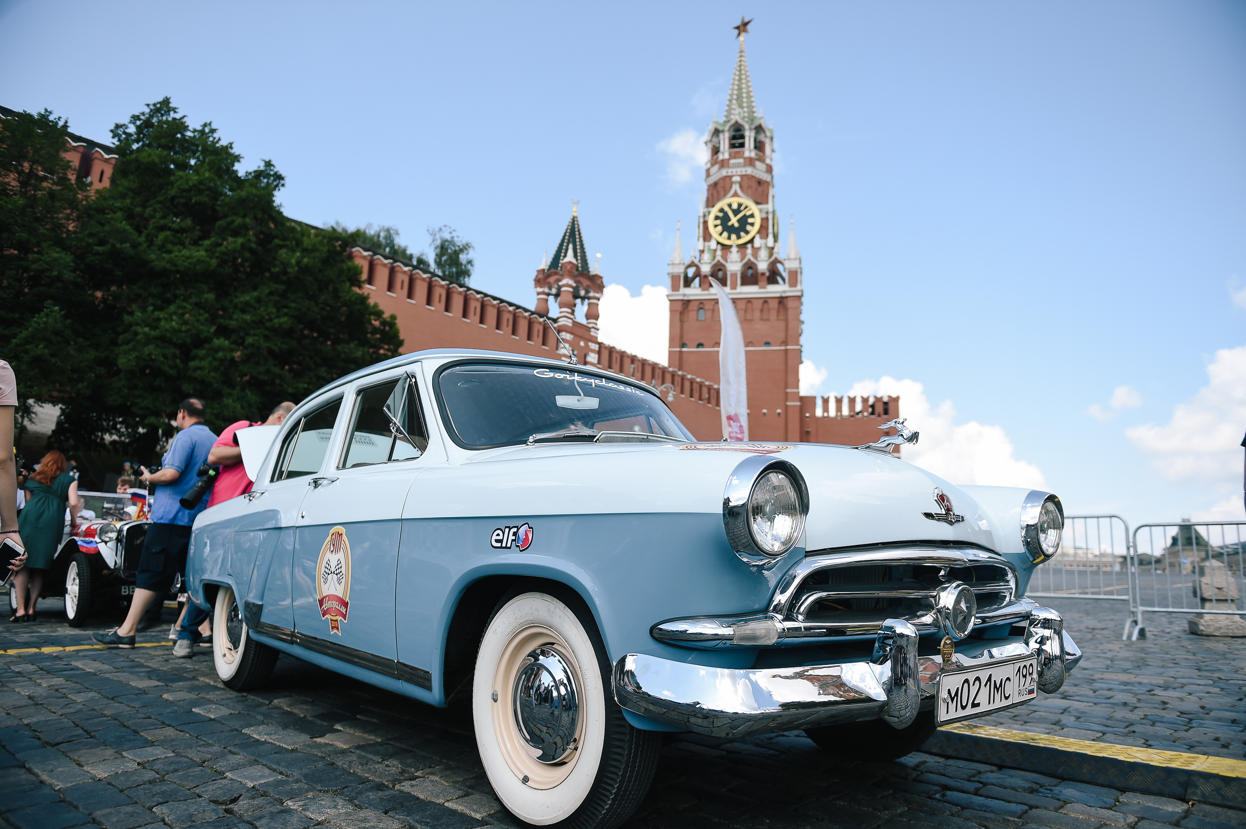 7月28日,在俄罗斯莫斯科红场,一辆老爷车停在克里姆林宫斯帕斯克塔楼