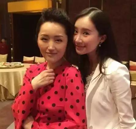46岁的杨钰莹与30岁舒畅同框,不老玉女容颜难敌时光 e世博网址