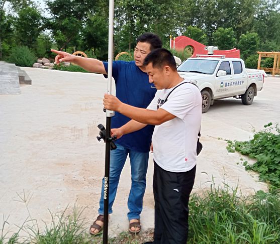 丁栾国土所与测绘队在丁栾镇浮邱店村测量党建文化广场选址地块.