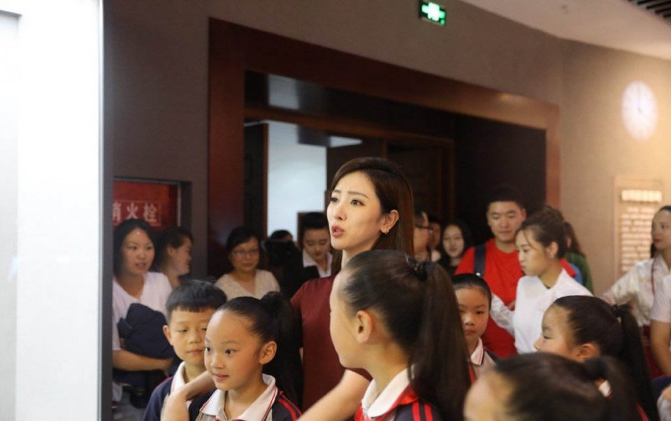 黄圣依少女装出席活动,与央视女主持同台! 黄圣依少女装出席活动,与央视女主持同台!
