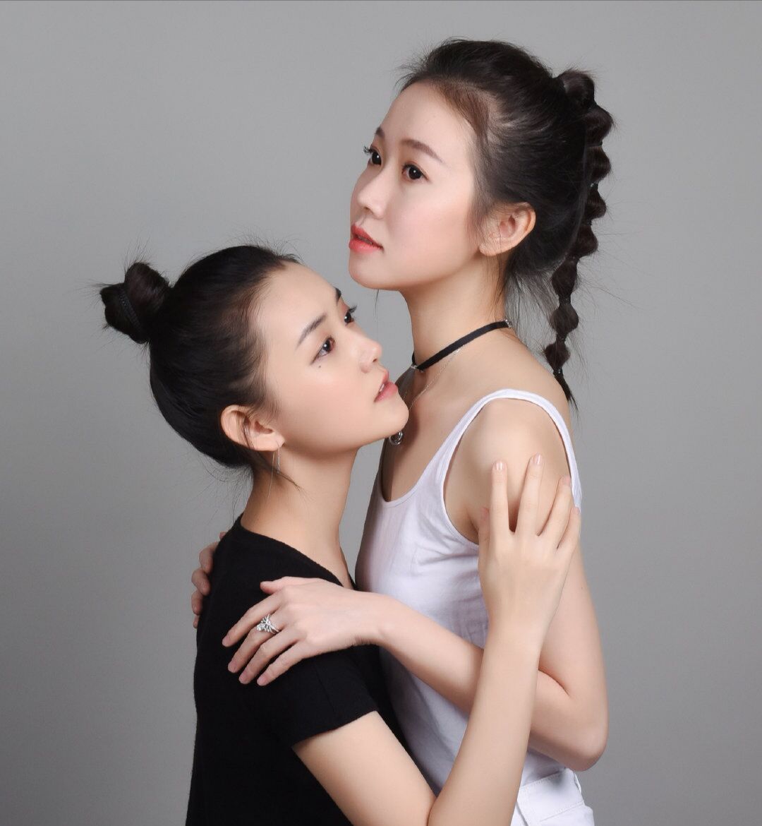 蒋依依与姐姐拍时尚大片,五官差异太大,姐姐名