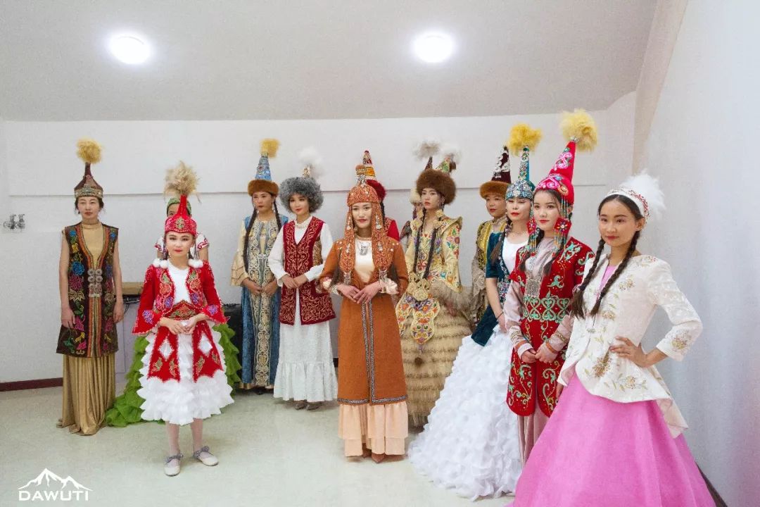 哈萨克族民族传统刺绣大赛展风采