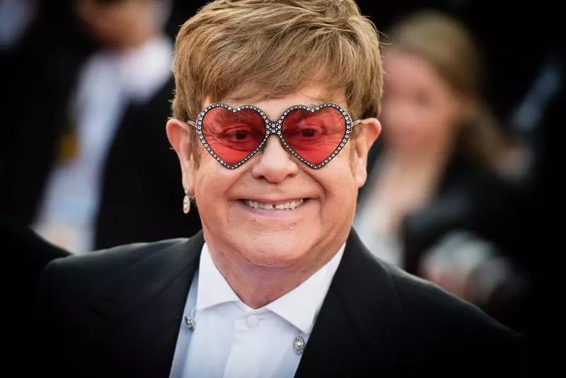 反观r级片[火箭人],基本如实面对,直接描写,正如执行制作elton john