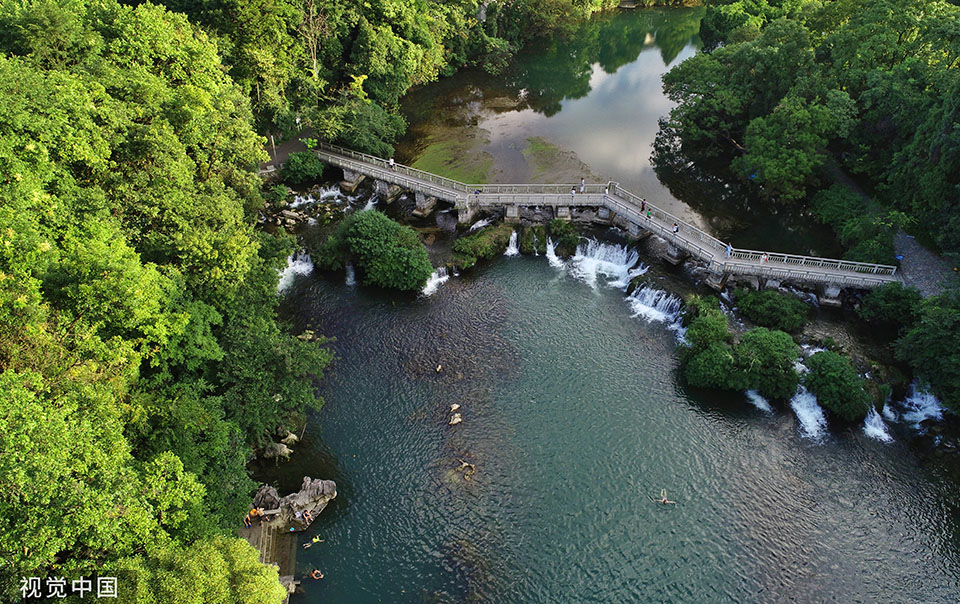 贵阳:天然氧吧花溪河成游客消暑圣地