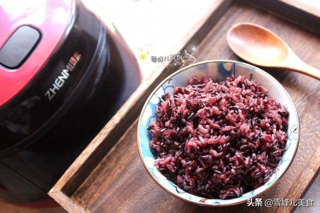 1,黑米,糯米,大米的比例都是1:1:1,糯米加入进来不但增加米饭的口感