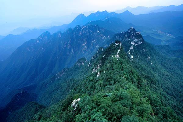 北京城北边的连绵的山脉就是北京最坚固的靠山